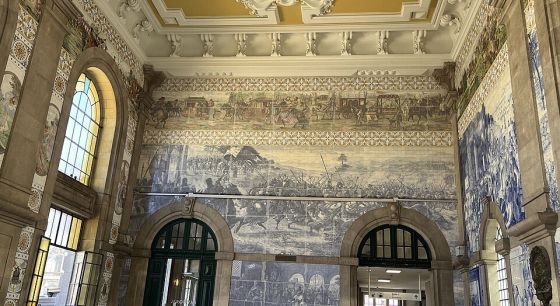 Photo of the tiled hall of São Bento station in Porto